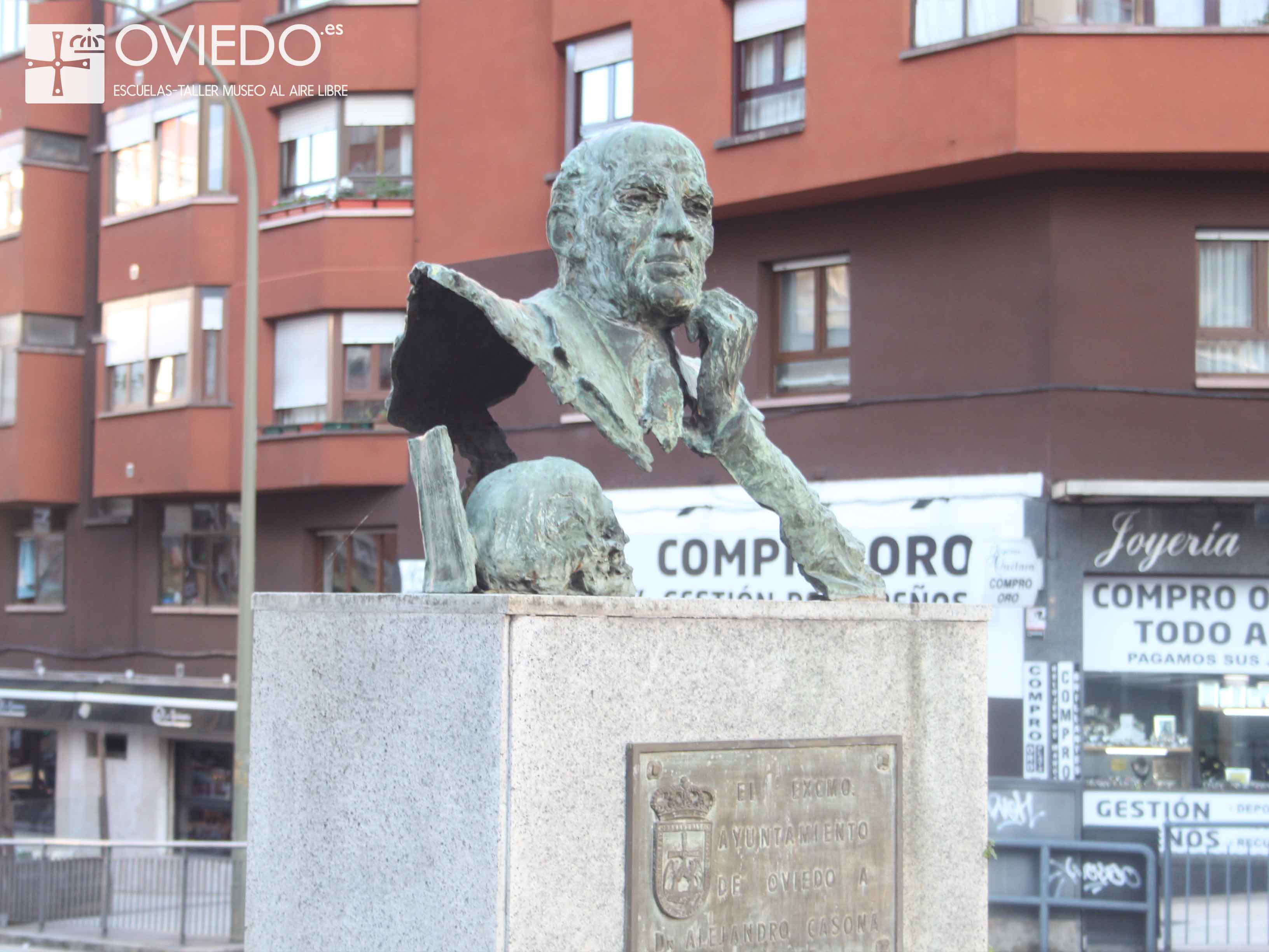 Escultura Alejandro Casona vista desde alante